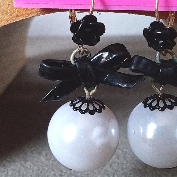 New Vintage! BETSEY JOHNSON First Date Black Rose & Pearl Leverback Earrings. - Picture 6 of 7